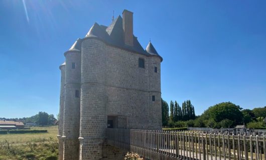 donjon-de-bours-et-sa-passerelle-sous-le-soleil-marie-porro