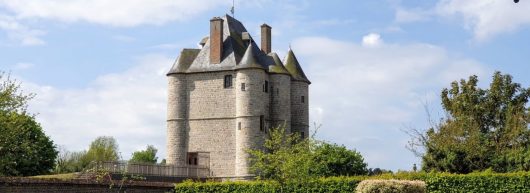 donjon-de-bours-vu-depuis-la-maison-du-donjon